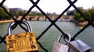 Повесьте замок на мосту Pont des Arts и бросьте ключ от Сены - этот жест был традицией посещения парижских любителей в течение последних нескольких лет